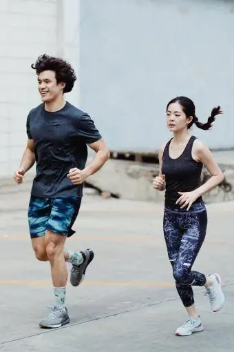 vīrietis un sieviete skrien