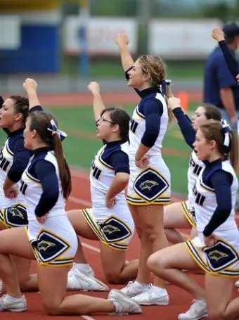 Srednjoškolski cheerleading tim; © Aspenphoto | Dreamstime.com