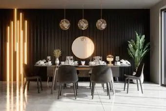 Luxusný interiér jedálne s jedálenským stolom
