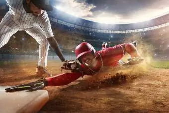 Jucător de baseball alunecând în timpul unui joc de baseball