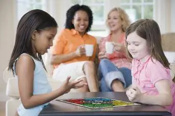 niñas jugando ¡LO SIENTO! juego de mesa