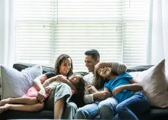 nuori perhe sohvalla
