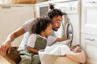 gutt vasker sammen med far