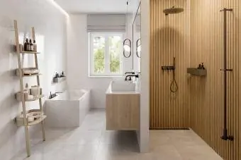 Kamar mandi dengan rak berjenjang