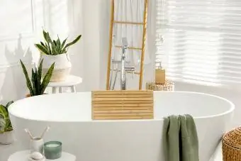 Interior kamar mandi bergaya dengan tanaman hijau dan tangga