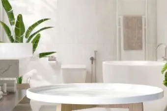 Mesa lateral redonda branca em banheiro de design moderno e luxuoso