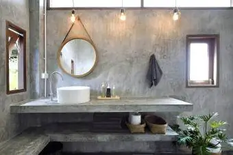 Vanity într-o baie de beton de lux