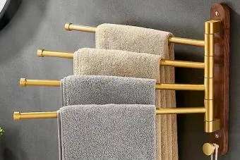 Swivel towel rack