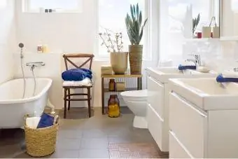 Baño moderno con cestas.