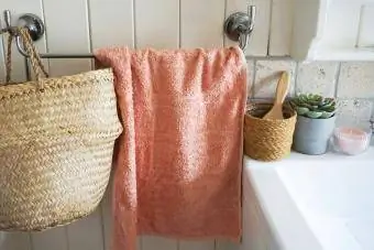 Cesta de mimbre colgada en el baño.