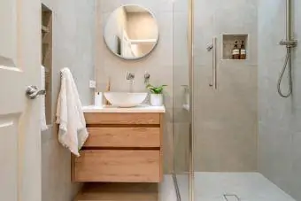 Bilik mandi moden dengan ruang pancuran mandian