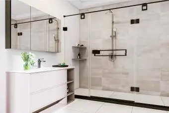 Mūsdienīgs vannas istabas interjers