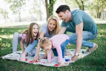 Parkta Twister oyunu oynayan aile