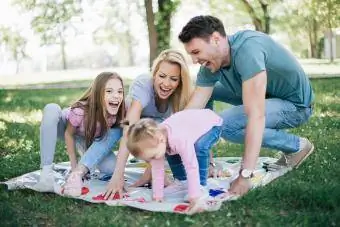 familie die twisterspel speelt in het park