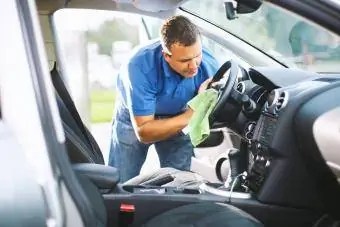 muž čistenie čalúnenia svojho auta