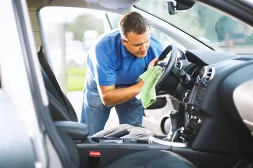 7 7 środków do czyszczenia wnętrza samochodu, które sprawią, że Twój pojazd będzie wyglądał jak nowy