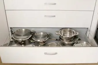 रसोई की दराज में धातु के बर्तन