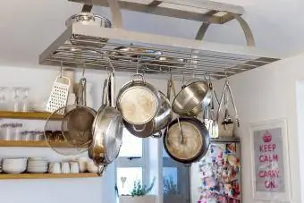 Mutfakta asılı yemek pişirme aletleri