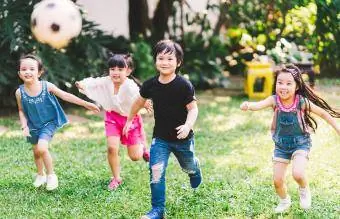 Enfants courant dans le parc