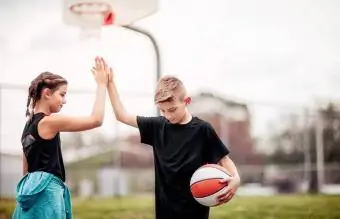 high-five na basketbalwedstryd