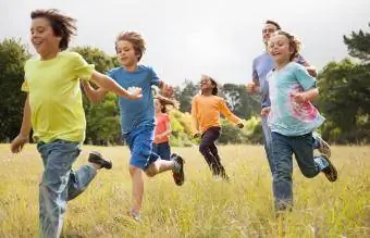 Enfants courant dans le parc