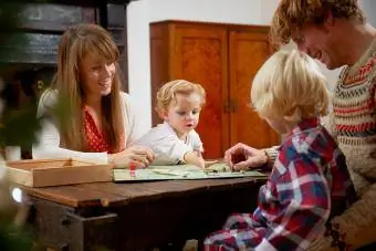 família jogando jogo de tabuleiro Monopólio