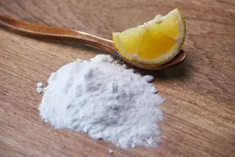 Pokrojona cytryna i soda oczyszczona na blacie stołu