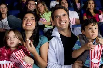 famiglia che si gode un film a teatro