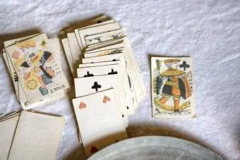 Mazzo antico di carte su una tovaglia bianca
