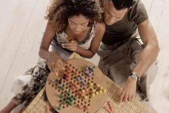 Lalaki at Babae na Naglalaro ng Chinese Checkers