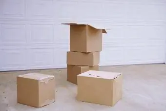 Garaj kapısının yanındaki karton kutular