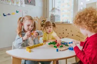 Alunos da pré-escola brincando com mosaico de madeira