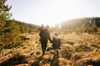 Familj Utforska vackra utomhus tillsammans