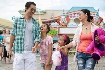 Familia disfrutando del parque de atracciones