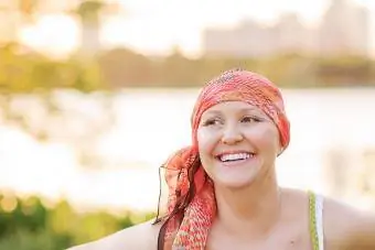 אישה חולת סרטן עונדת צעיף