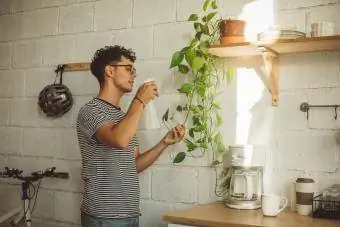 ung mand sprøjter planter