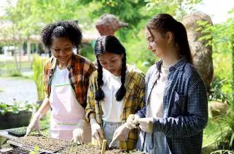 Nen aprenent a preparar la terra abans de plantar verdures