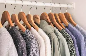 ubrania wiszące w szafie