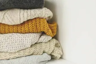 Крупный план сложенных свитеров на столе