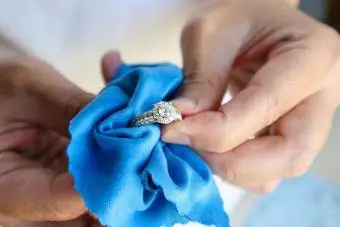 почистване на бижута диамантен пръстен с тъкан от микрофибър