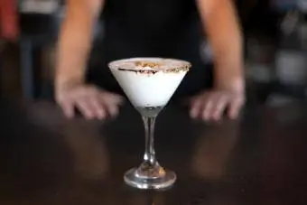 Baileys S'mores Martini: koj puas xav tau ntau tus thwjtim?