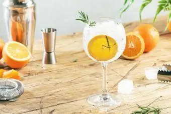 Gin tonic cocktail appelsiinin ja rosmariinin kanssa