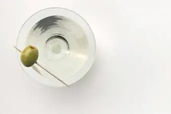 Martini tarjoillaan täytetyn oliivin kanssa