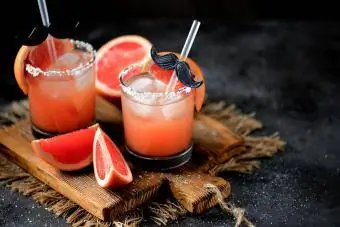 Chó mặn với vodka, bưởi tươi, muối biển và đá