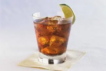 Rum at Cola na may Lime Wedge
