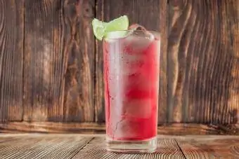 Cocktail ya Kioo cha Cape Cod (Vodka Cranberry).
