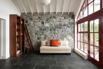 Căn phòng tối giản với bức tường đá