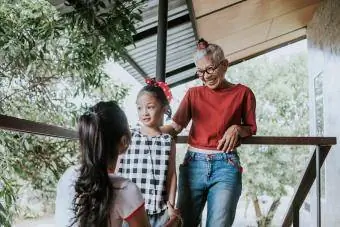 família de mulheres conversando