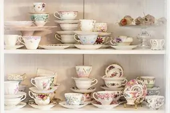 Meuble à porcelaine vintage avec collection de tasses à thé antiques