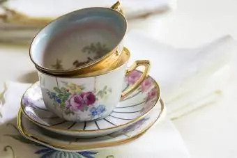 İki adet antika porselen çay bardağı